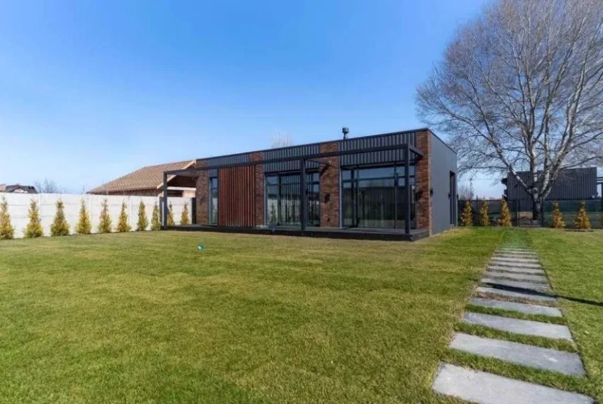 Оренду будинку КМ Озерний ОБ-5853 Вид з двору