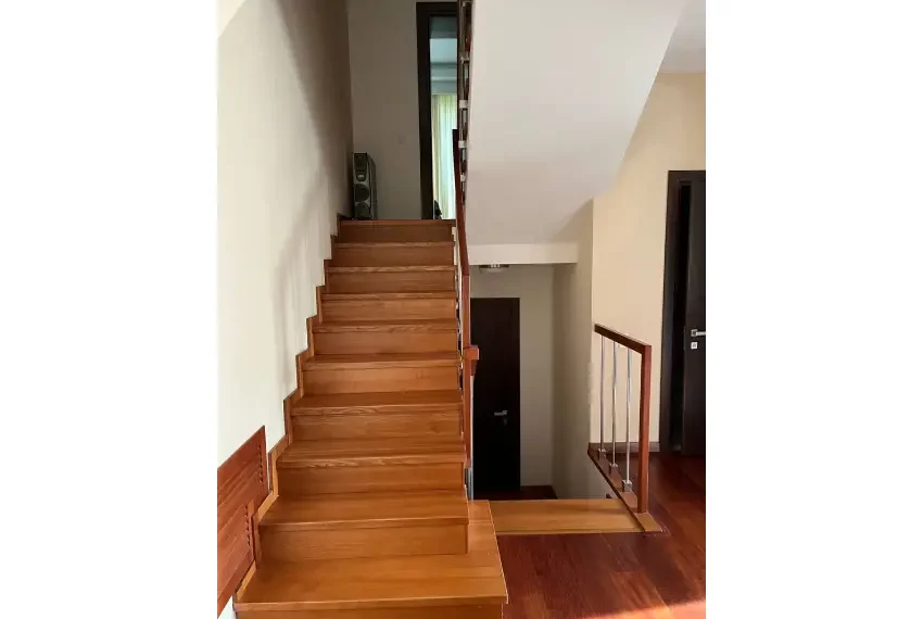 Оренда будинку Музичанська ОБ-8188 1 этаж східці