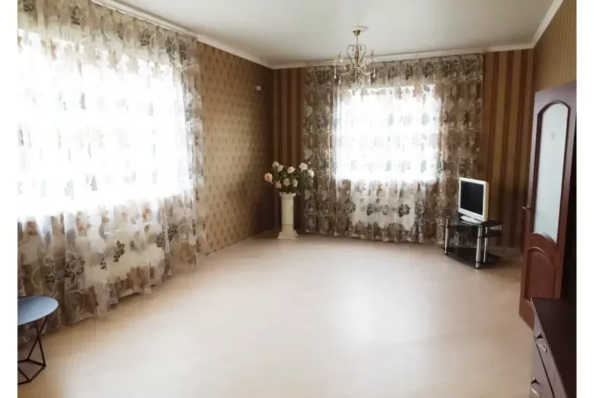 Оренда будинку Щасливе Вітальня ф 2